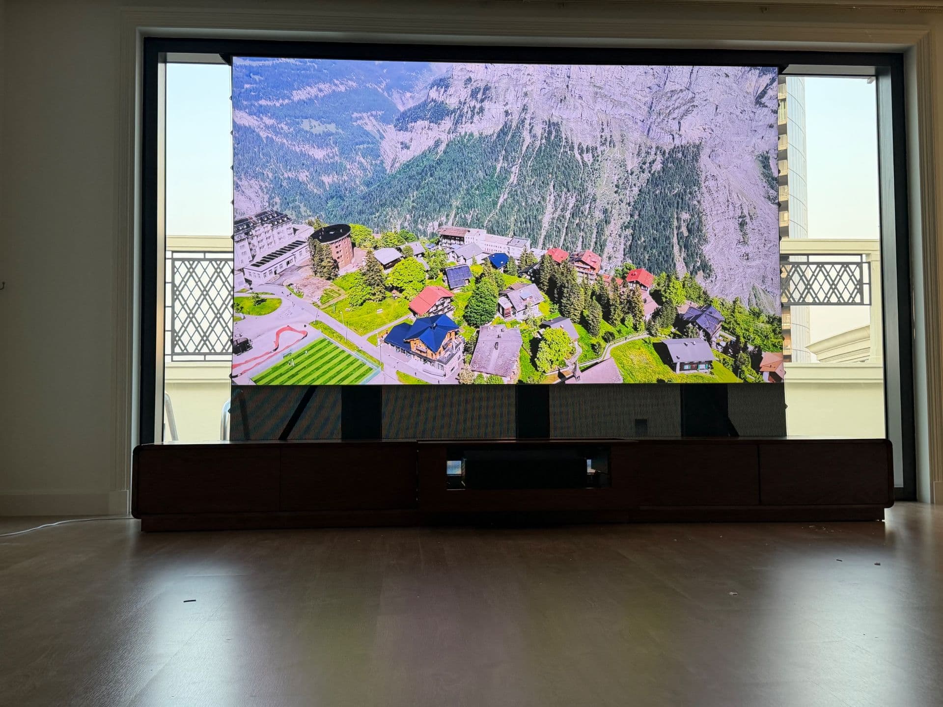 QMJM Cabinet ALR Floor-Rising Screen 120″